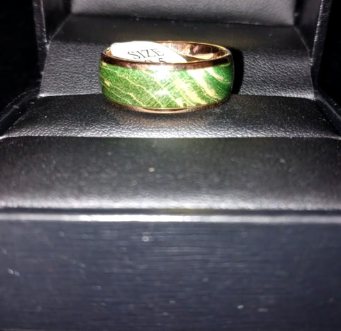 Men's 8mm Titanium Green Dyed Elder Wood Inlay Comfort-Fit Polished Wedding Band