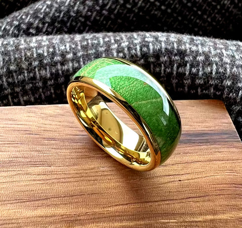 Men's 8mm Titanium Green Dyed Elder Wood Inlay Comfort-Fit Polished Wedding Band